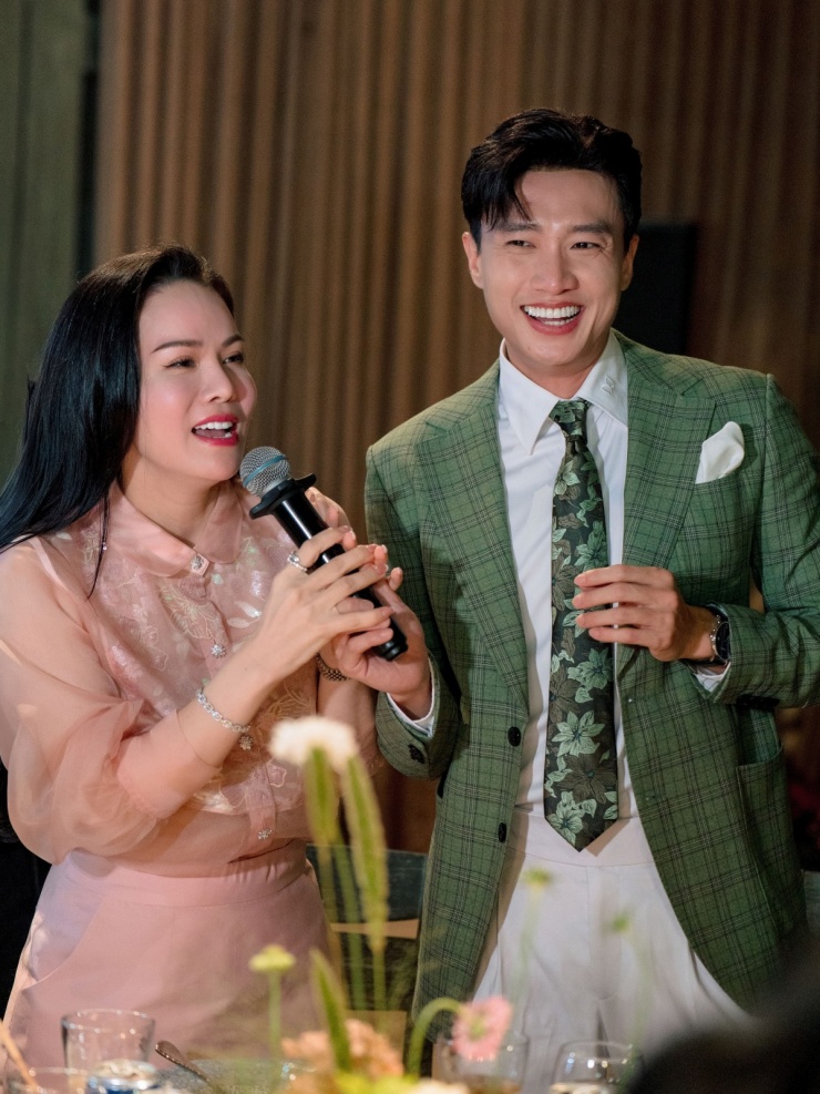 Nhật Kim Anh và Quốc Trường đến muộn gần ba tiếng vì tắc đường, tiếc nuối khi bỏ lỡ phần nghi thức hôn lễ. Để 'chuộc lỗi', Nhật Kim Anh đã lên sân khấu hát tặng đôi uyên ương một ca khúc sôi động.