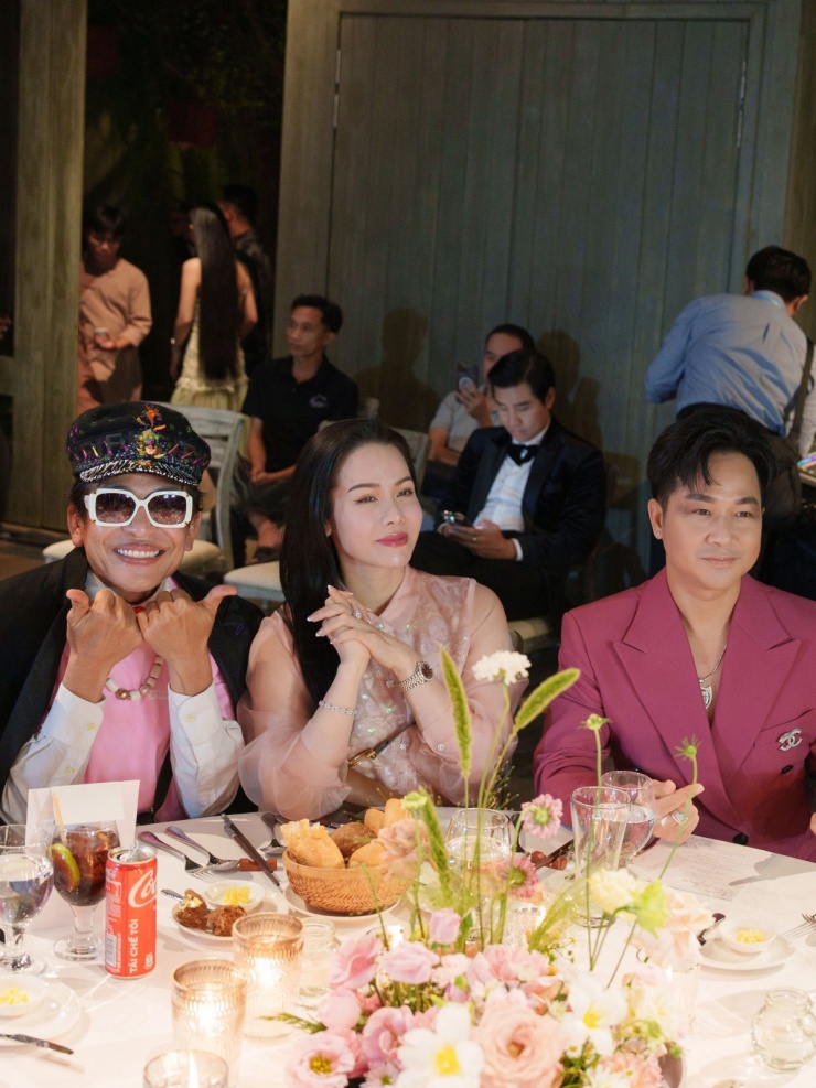 Nhật Kim Anh chung bàn tiệc với MC Thanh Bạch (phải) và ca sĩ Quách Tuấn Du.