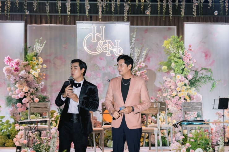 Nguyên Khang (bìa trái) đảm nhiệm vai trò MC đám cưới. Trước đó, anh quen biết cô dâu - chú rể khi mời họ tham gia talkshow của mình. Bên cạnh Nguyên Khang là diễn viên Minh Luân, tri kỷ của chú rể Hồ Quang Hiếu.