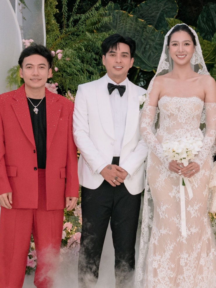 Ca sĩ Phạm Trưởng diện bộ suits đỏ dự tiệc, cho biết rất mừng khi thấy Hồ Quang Hiếu hạnh phúc viên mãn bên tổ ấm nhỏ ở tuổi 41.