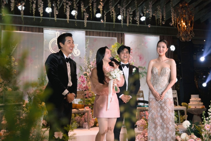 Sau tiệc tối và chương trình ca nhạc, nhiều nghệ sĩ hào hứng tham gia màn bắt hoa cưới.