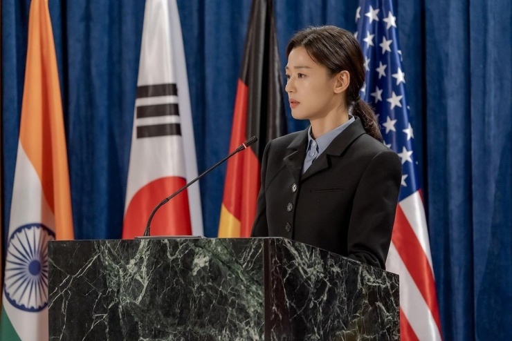 Jun Ji Hyun trong phim Tempest.