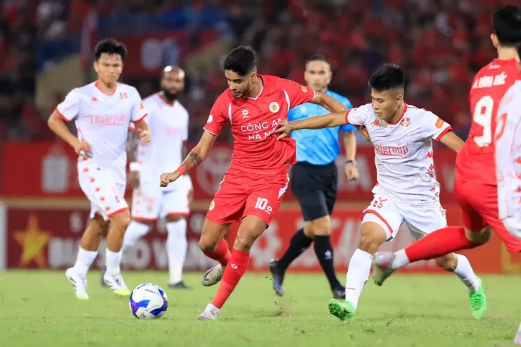 Công an Hà Nội và HA Gia Lai đồng ý dời trận đấu ở vòng 4 V-League đến cuối năm. Ảnh: CCT.