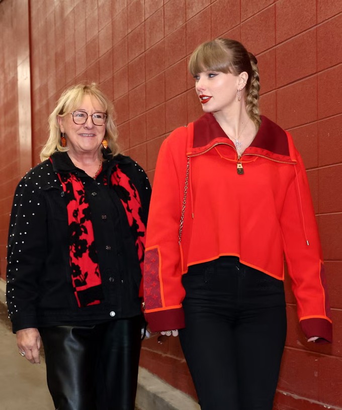 Bà Donna Kelce và Taylor Swift. Ảnh: Harper Bazaar