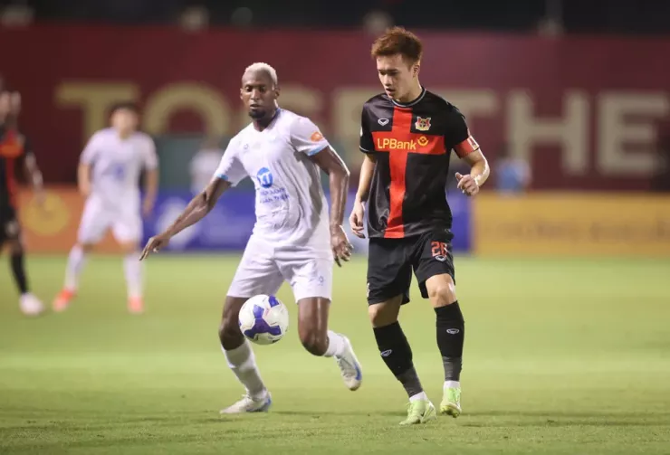 Tiền vệ Hoàng Đức khai thông bế tắc cho chủ nhà Ninh Bình FC sau một cú sút xa đẹp mắt. Ảnh: CCT.
