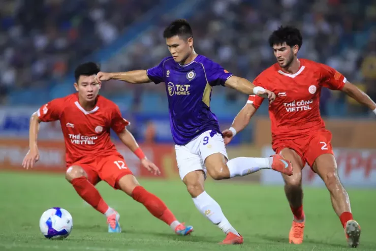 Tuấn Hải và đồng đội Hà Nội FC lại đánh rơi điểm trên sân nhà. Ảnh: CCT.