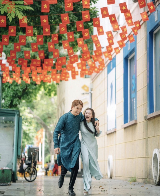 Bộ ảnh của Đình Tú và Ngọc Huyền thu hút hàng chục nghìn lượt "like" trên trang cá nhân của nữ diễn viên. Cặp diễn viên giờ vàng VTV được nhiều người khen đẹp đôi dù chênh lệch chiều cao 30 cm.