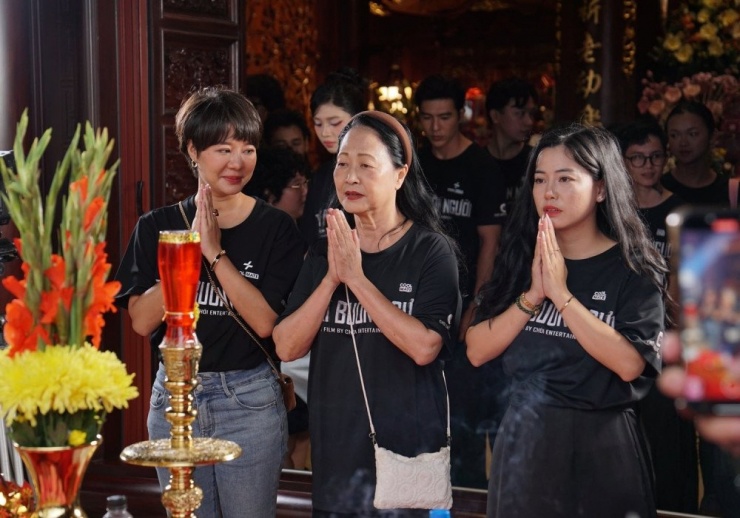 NSND Như Quỳnh (giữa) góp mặt trong dàn diễn viên. 