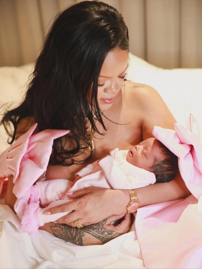 Rihanna khoe ảnh con gái.