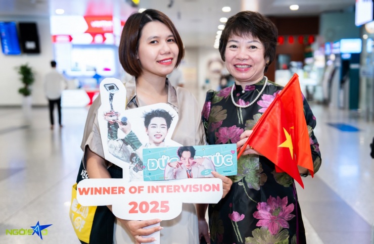 Fan gửi con, xin đi làm muộn để đến sân bay đón Đức Phúc sáng 26/9. Video: Tùng Đinh - Phạm Linh