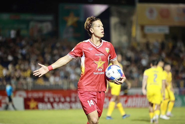 Lê Viktor mang lại 1 điểm cho Hà Tĩnh trong thế thiếu người