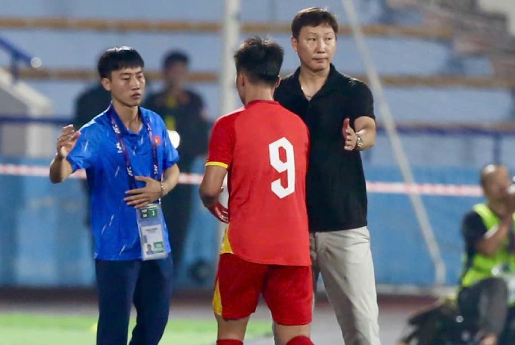 HLV Kim Sang Sik thay người từ rất sớm