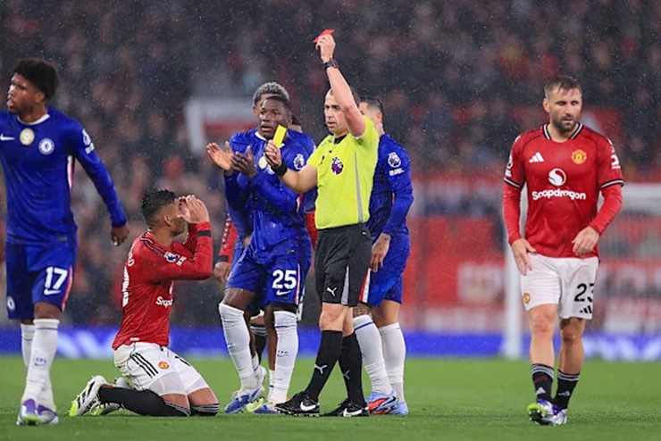 Thẻ đỏ của Casemiro ở trận thắng Chelsea khiến HLV Amorim phải tìm người thay thế gấp