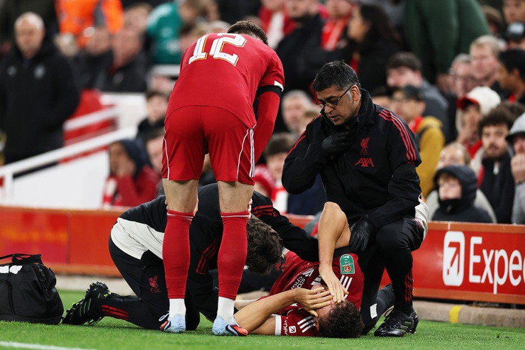Leoni được chăm sóc y tế trước khi rời sân trong trận League Cup giữa Liverpool và Southampton tại Anfield