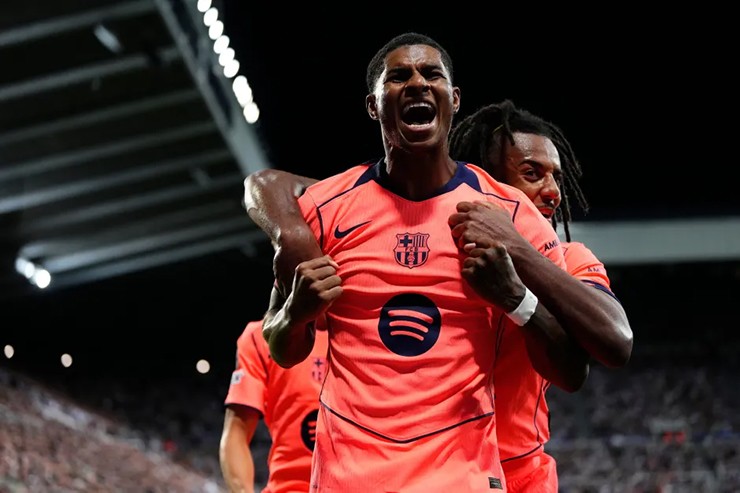 Rashford ăn mừng bàn thắng cùng các đồng đội ở Barcelona.