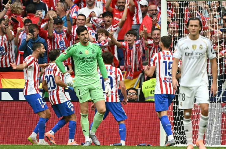 Hàng thủ Real Madrid phơi bày điểm yếu bóng bổng