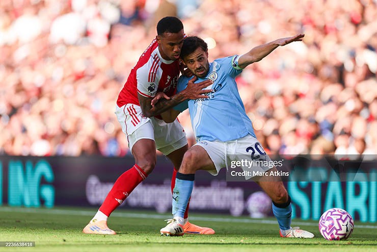 Arsenal (áo đỏ trắng) và Man City thi đấu nỗ lực và cuối cùng hoa 1-1