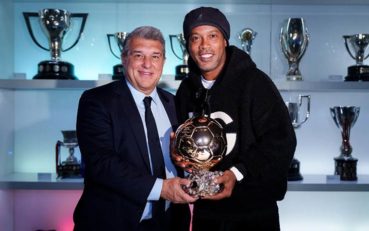 Huyền thoại Ronaldinho (bên phải) sẽ là người trao giải thưởng cao quý