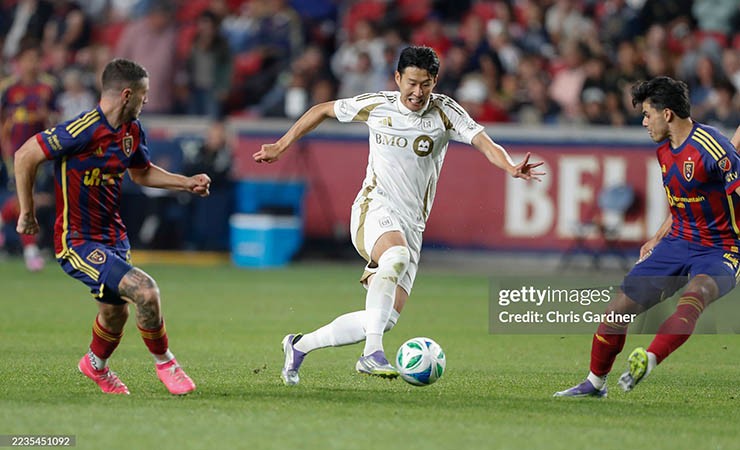 Son Heung Min (áo trắng) thi đấu ấn tượng