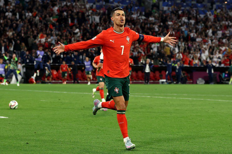 Ronaldo tiếp tục chứng minh anh vẫn là hiện tượng toàn cầu, bất chấp tuổi tác