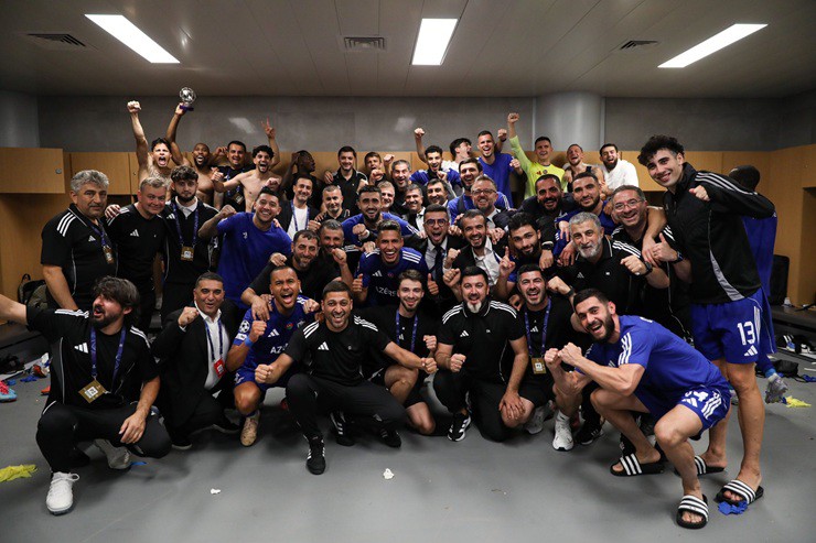 Cẩu thủ và ban huấn luyện Qarabag ăn mừng chiến thắng lịch sử tại Champions League