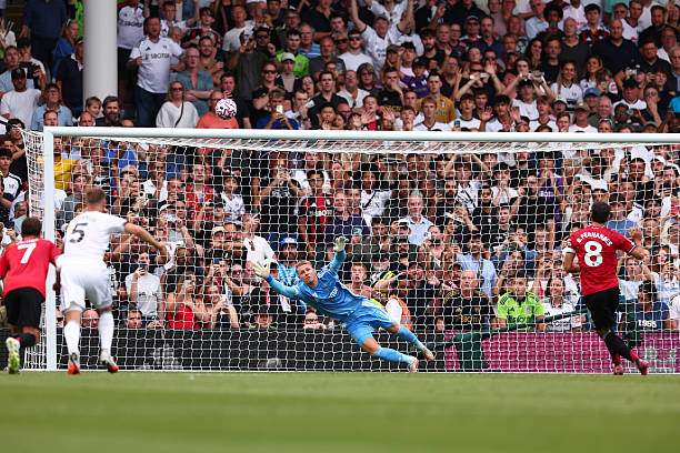 Bruno Fernandes đá hỏng penalty trước Fulham
