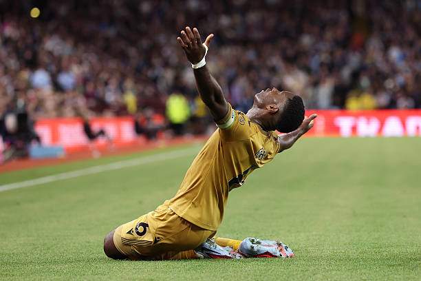 Guehi ăn mừng bàn thắng trước Aston Villa