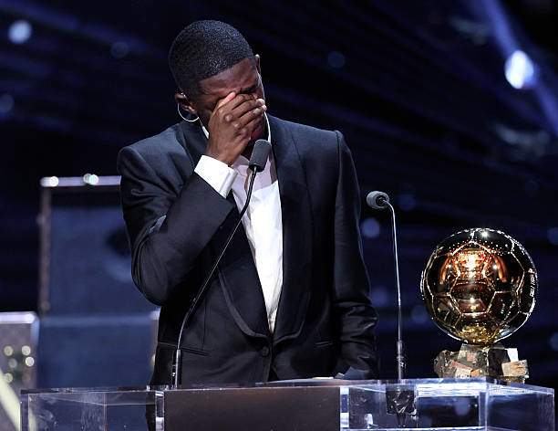 Dembele nhận Quả bóng Vàng từ Ronaldinho, bật khóc ăn mừng với mẹ - 3