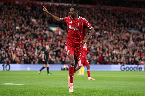 Isak tận dung thành công nỗ lực của Chiesa để ghi bàn đầu tiên cho Liverpool