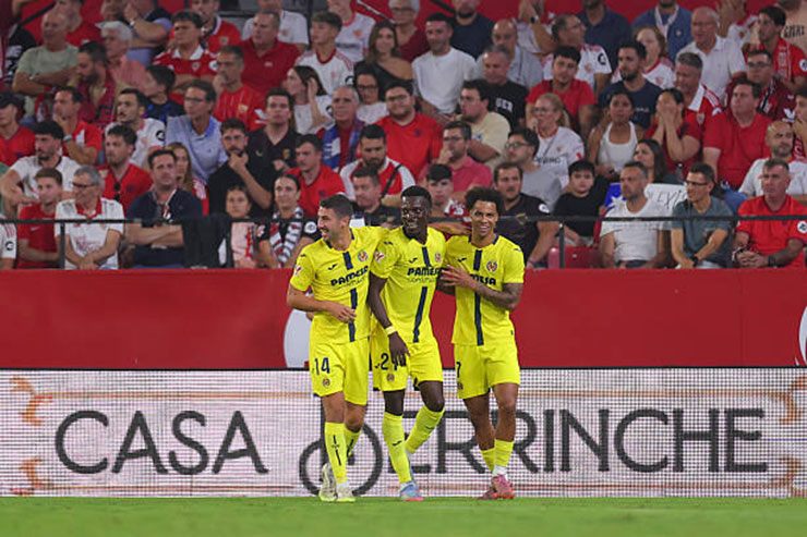 Oluwaseyi (giữa) ăn mừng bàn mở tỷ số cho Villarreal