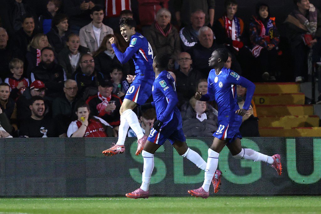 Chelsea ngược dòng thần tốc đầu hiệp 2