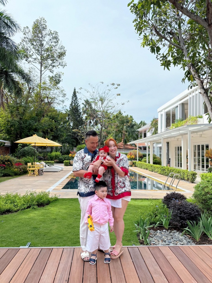 Chi Bảo và vợ cùng các con chụp ảnh ngoài sân vườn ngay sát khu vực bể bơi.