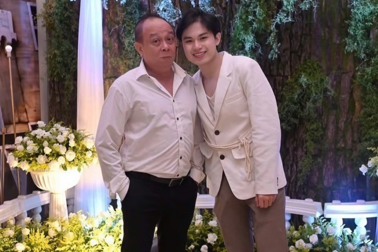 Nghệ sĩ Tiểu Bảo Quốc và con trai. 
