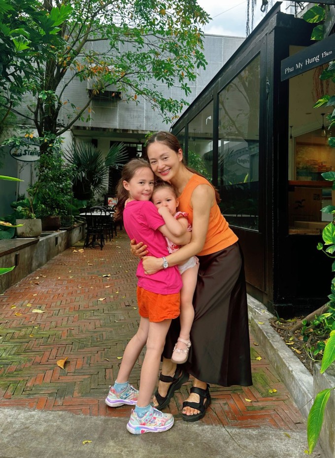 Lan Phương bên hai con Lina Linh và Mia Mai.