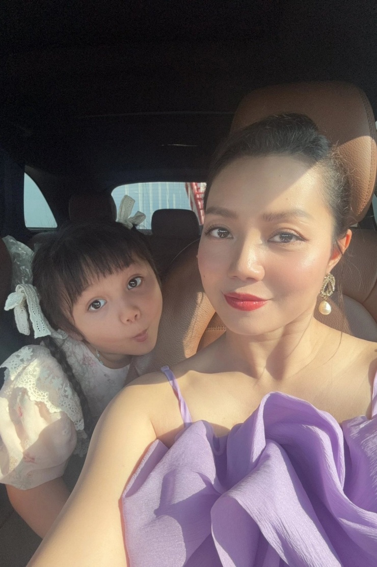 Con gái ca sĩ Nguyễn Ngọc Anh biểu cảm hài hước khi chụp ảnh cùng mẹ. 