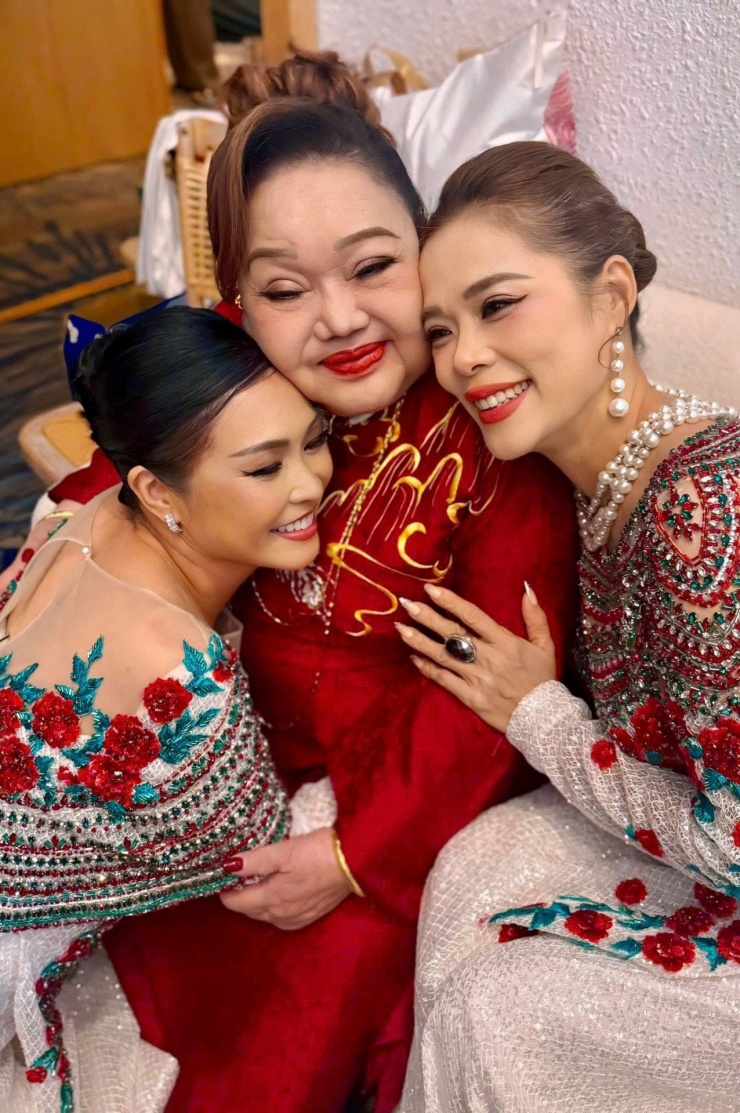 Ca sĩ Phương Thanh có giây phút ngẫu hứng bên NSND Ngọc Giàu và ca sĩ Mỹ Lệ. 