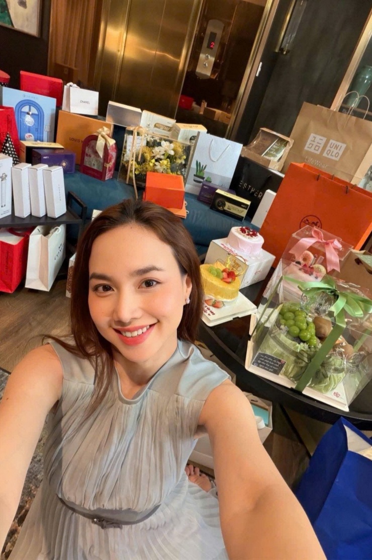 Diễn viên - nhà sản xuất Đinh Ngọc Diệp khoe không gian phòng ngập tràn hoa và quà. 
