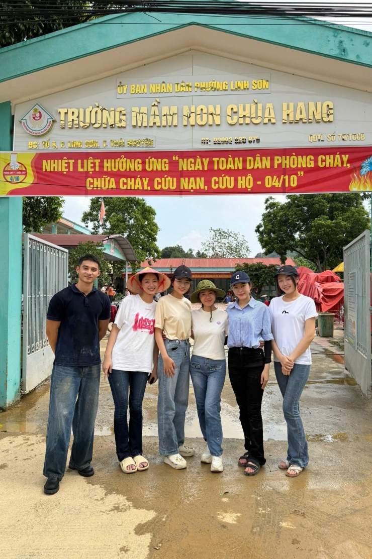 Dàn nam vương, hoa hậu, á hậu đến Thái Nguyên dọn dẹp bùn đất, vệ sinh trường học. 