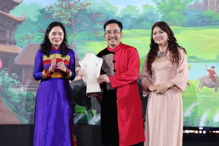 Đạo diễn Hoàng Công Cường trong màn đấu giá chuỗi vòng ngọc trai. 