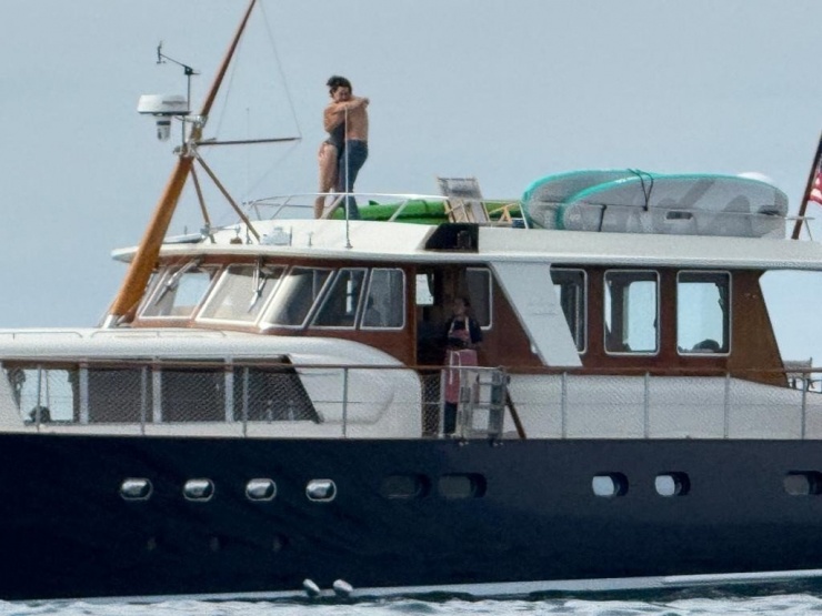 Ông Justin Trudeau bị bắt gặp ôm hôn Katy Perry trên du thuyền. Ảnh: SWNS.