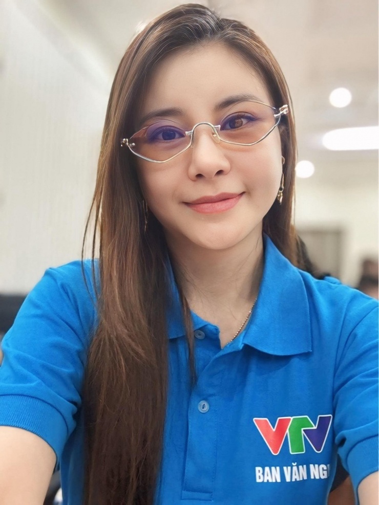 NSƯT Kim Oanh rời ban Văn nghệ, chuyển công tác sang ban Truyền hình tiếng dân tộc (VTV5).