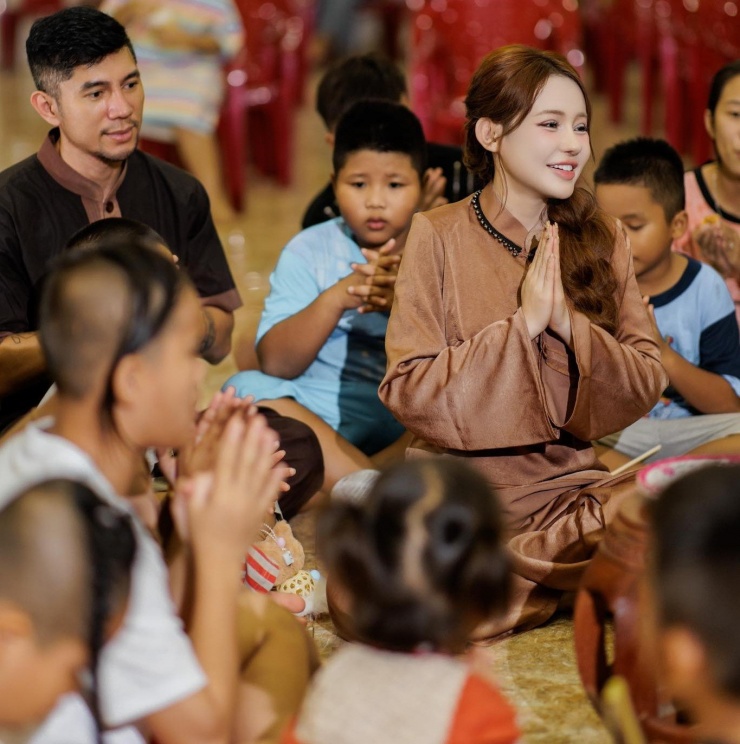 Lương Bằng Quang thay giao diện fanpage của Ngân 98 bằng bức ảnh làm từ thiện.&nbsp;