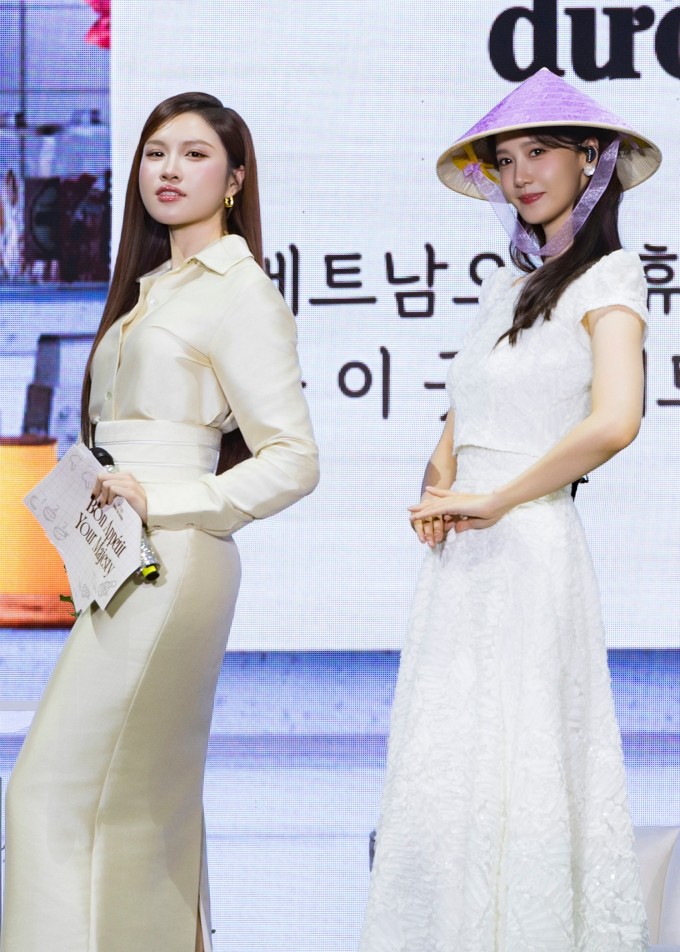 Yoona tạo dáng với nón lá bên cạnh MC Thanh Thanh Huyền. Người đẹp Việt còn chuẩn bị chiếc trâm cài bằng gỗ, khảm xà cừ hình cỏ bốn lá để tặng Yoona. Ảnh: Phương Thanh