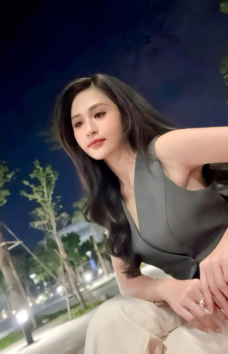 Tin sao Việt 19/10: BTV Minh Trang đời thường được khen trẻ trung nhờ gu thời trang hiện đại, phóng khoáng, đối lập với phong thái nghiêm túc khi lên sóng.