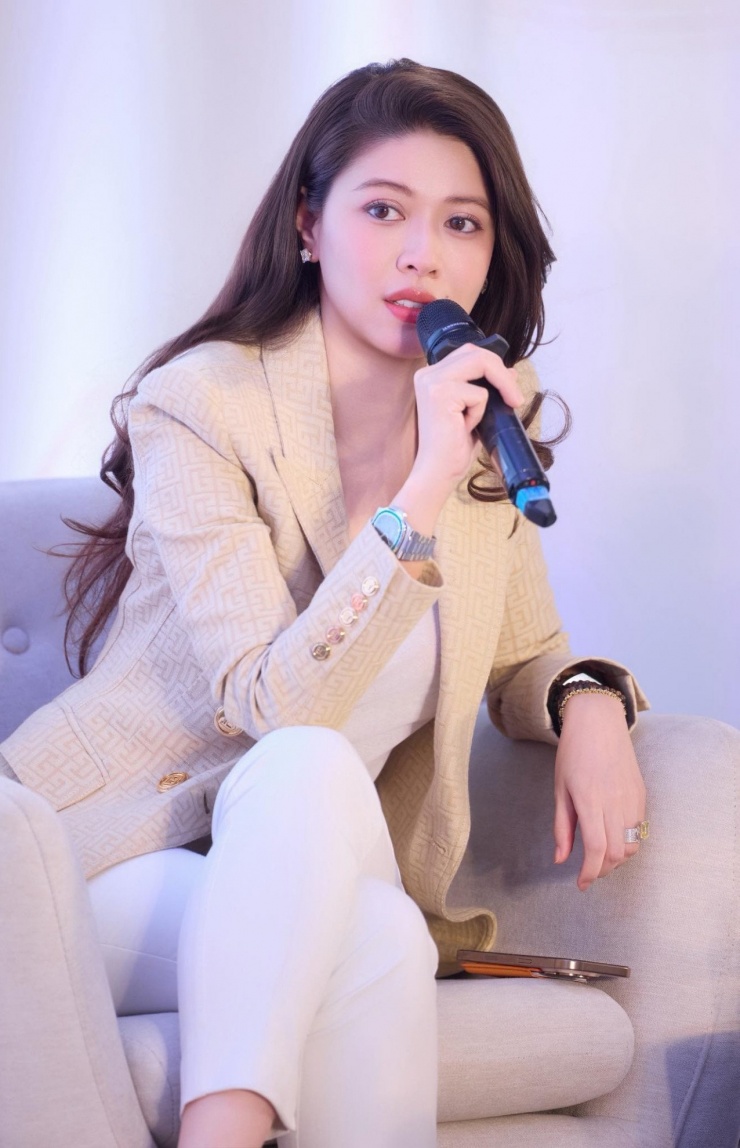 BTV Ngọc Trinh chia sẻ giây phút tập trung trong công việc, kèm dòng trạng thái: "Happiness is feeling the beauty in the ordinary" (tạm dịch: Hạnh phúc là cảm nhận được vẻ đẹp trong những điều bình dị). 