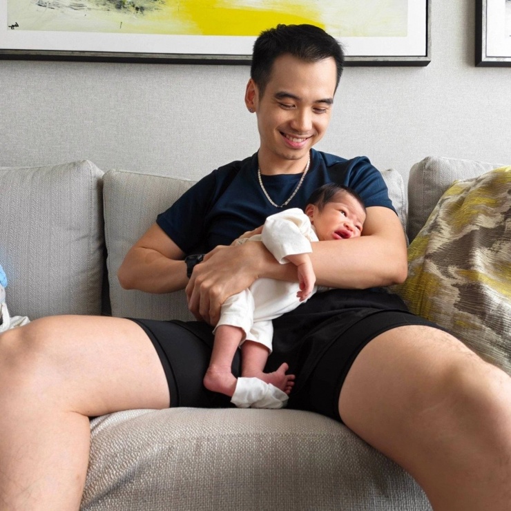 Nhiếp ảnh gia Tuấn Khôi - ông xã H'Hen Niê đăng khoảnh khắc vụng về bế con gái, thu hút hàng nghìn lượt "thích". 
