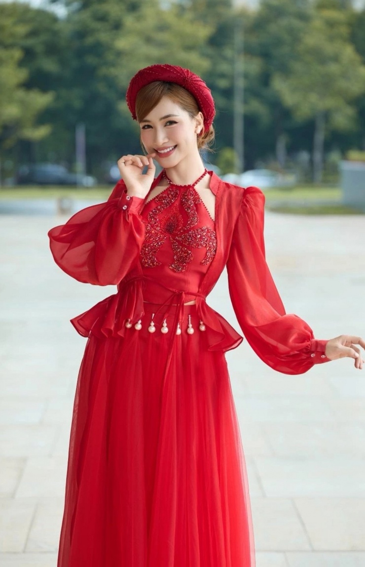 Ca sĩ Hòa Minzy tranh thủ chạy show dịp cuối tuần. 
