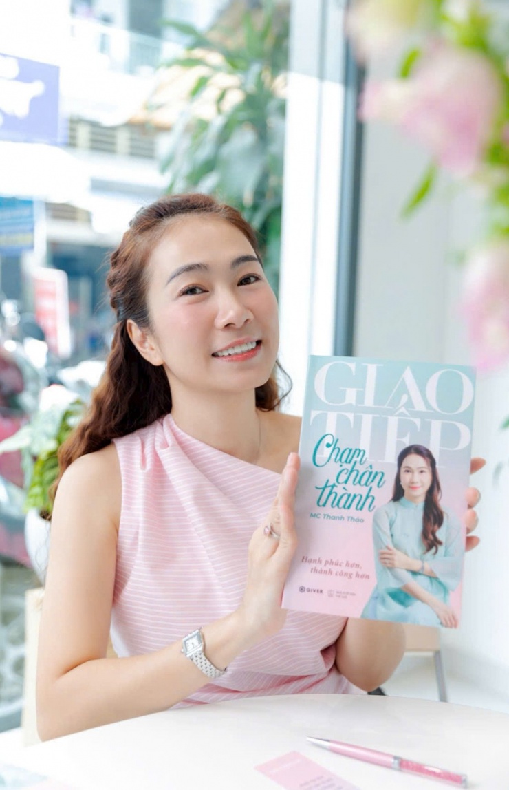MC Thanh Thảo khoe vừa hoàn thiện quyển sách đầu tay. 