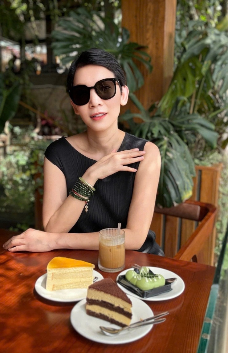 Siêu mẫu Xuân Lan tận hưởng buổi sáng Chủ nhật bình yên nơi quán quen. 