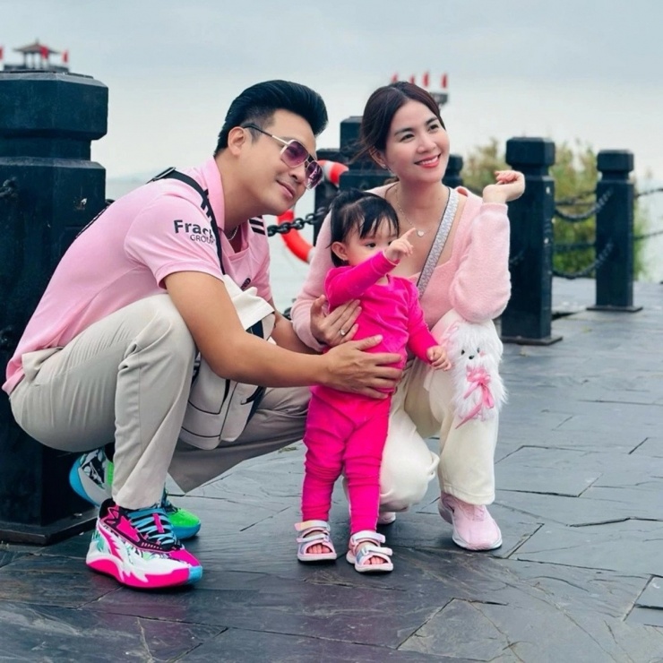 Vợ chồng diễn viên Thanh Duy - Kha Ly lần đầu đưa con gái du lịch nước ngoài. 